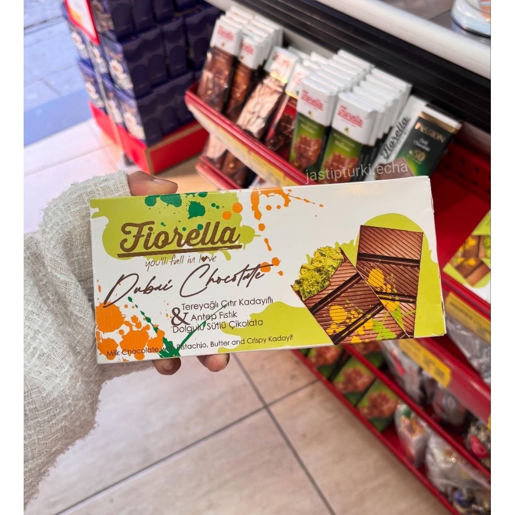 

FIORELLA COKLAT DUBAI Coklat susu dengan isian Kunafa renyah dan Pistachio Turki 200gr 60gr
