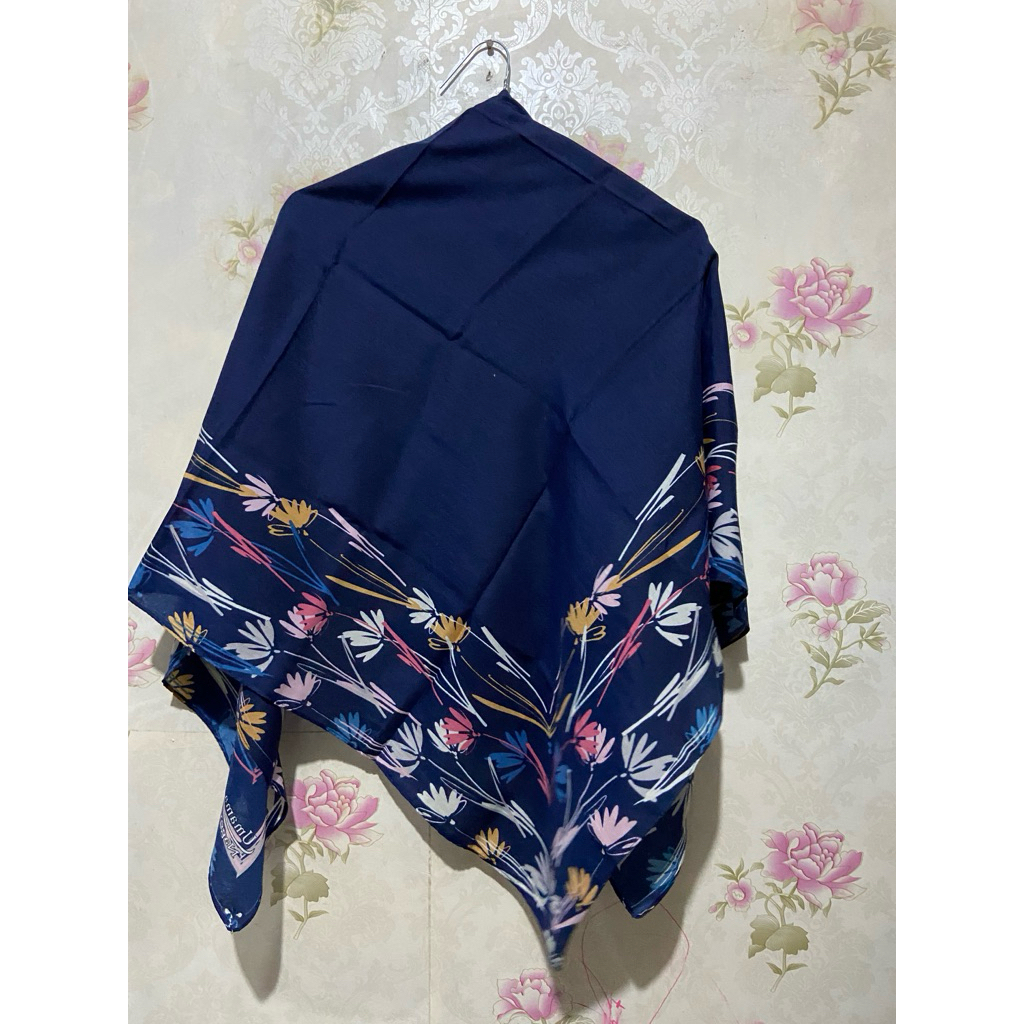 HIJAB SEGIEMPAT MOTIF PRELOVED