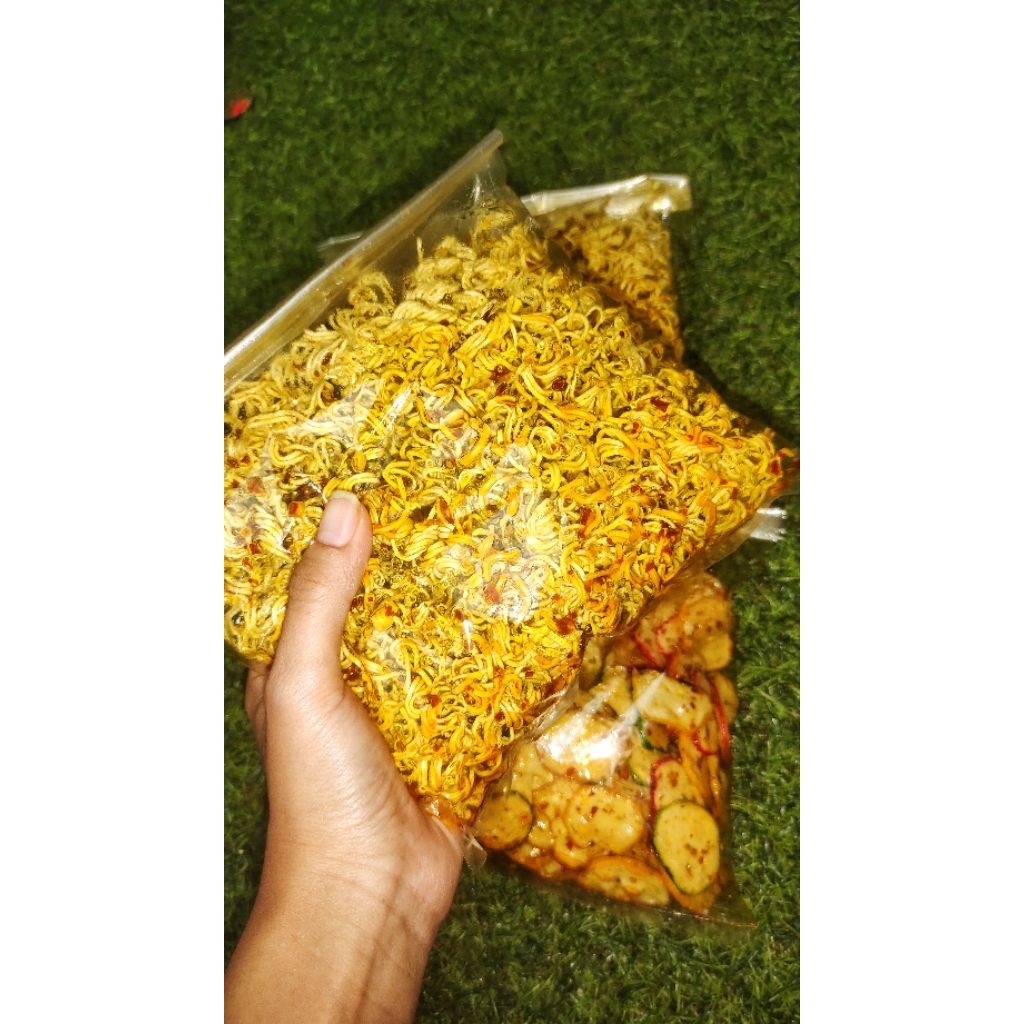 

krupuk seblak kering pedas/mie gimbring pedas gurih