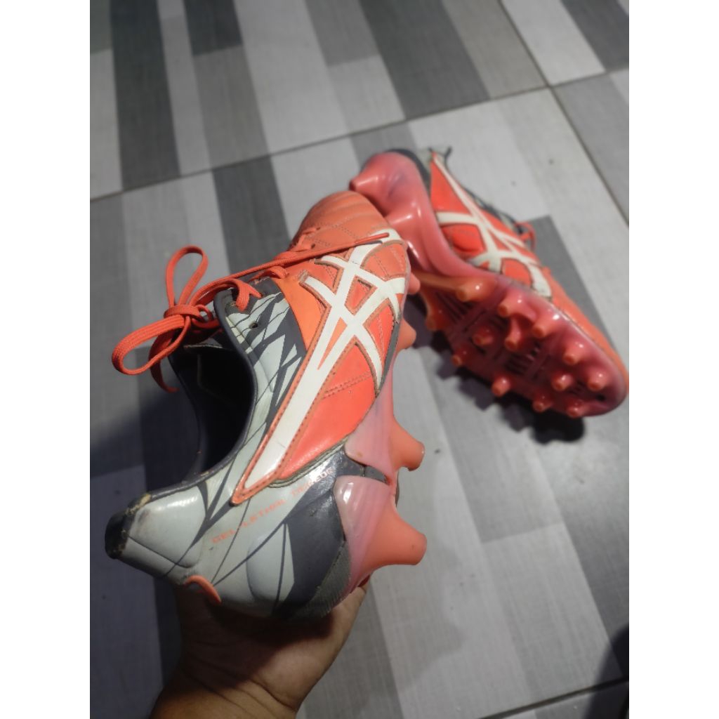 Sepatu bola Asics tigreor