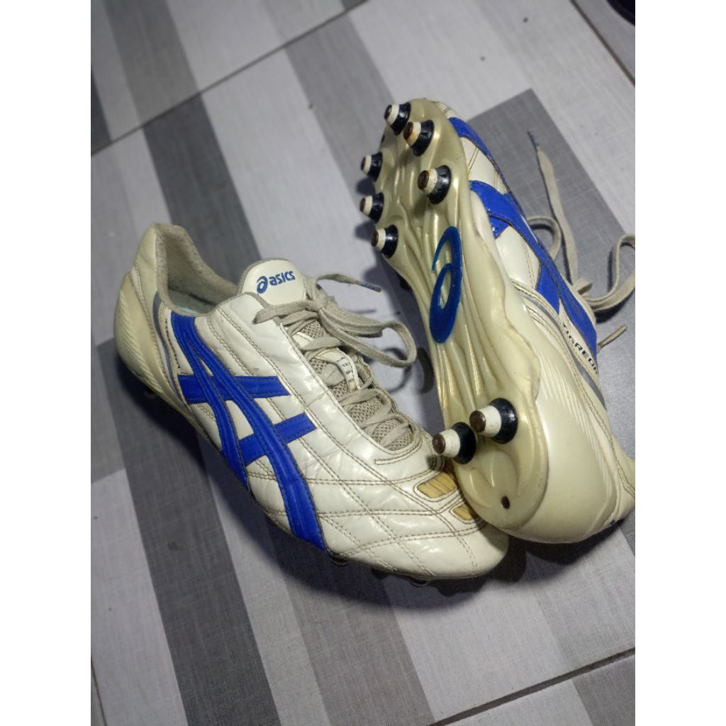 Sepatu bola Asics