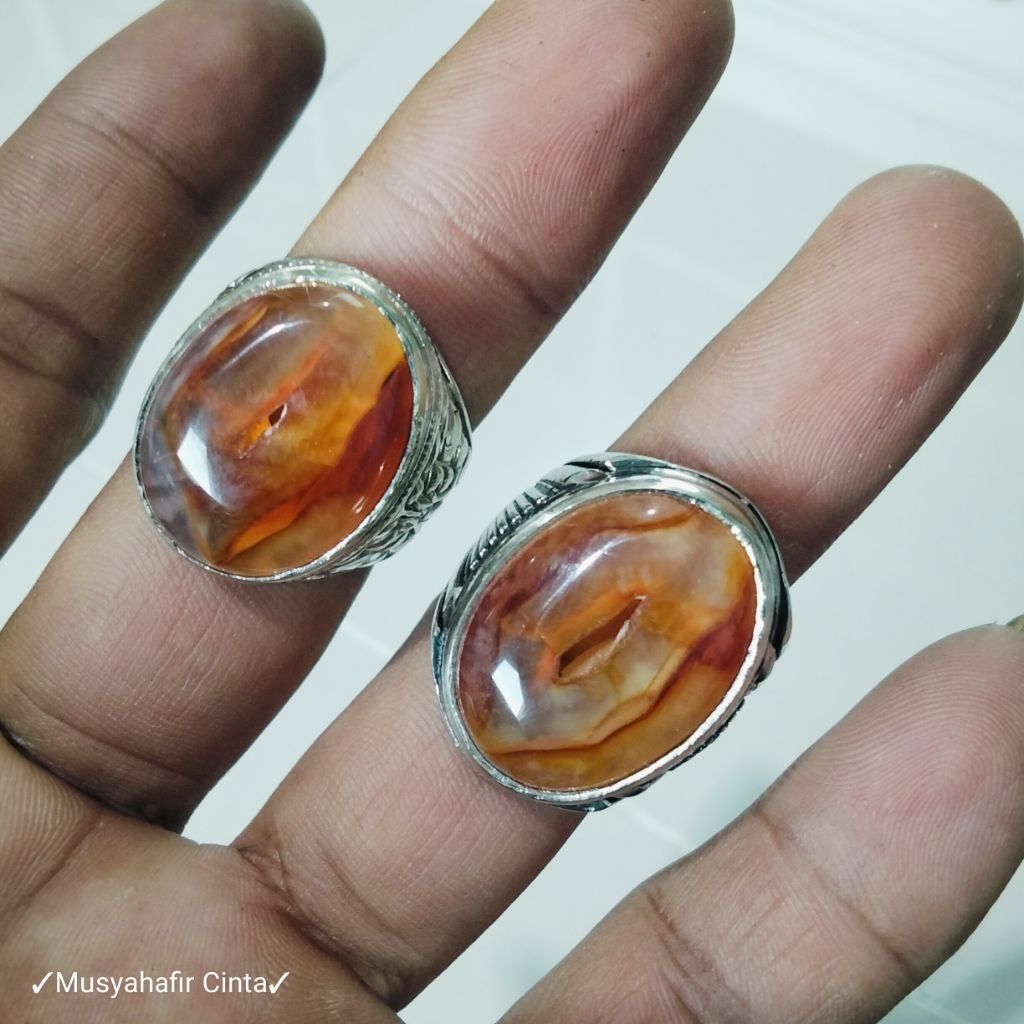 Cincin batu Combong alami