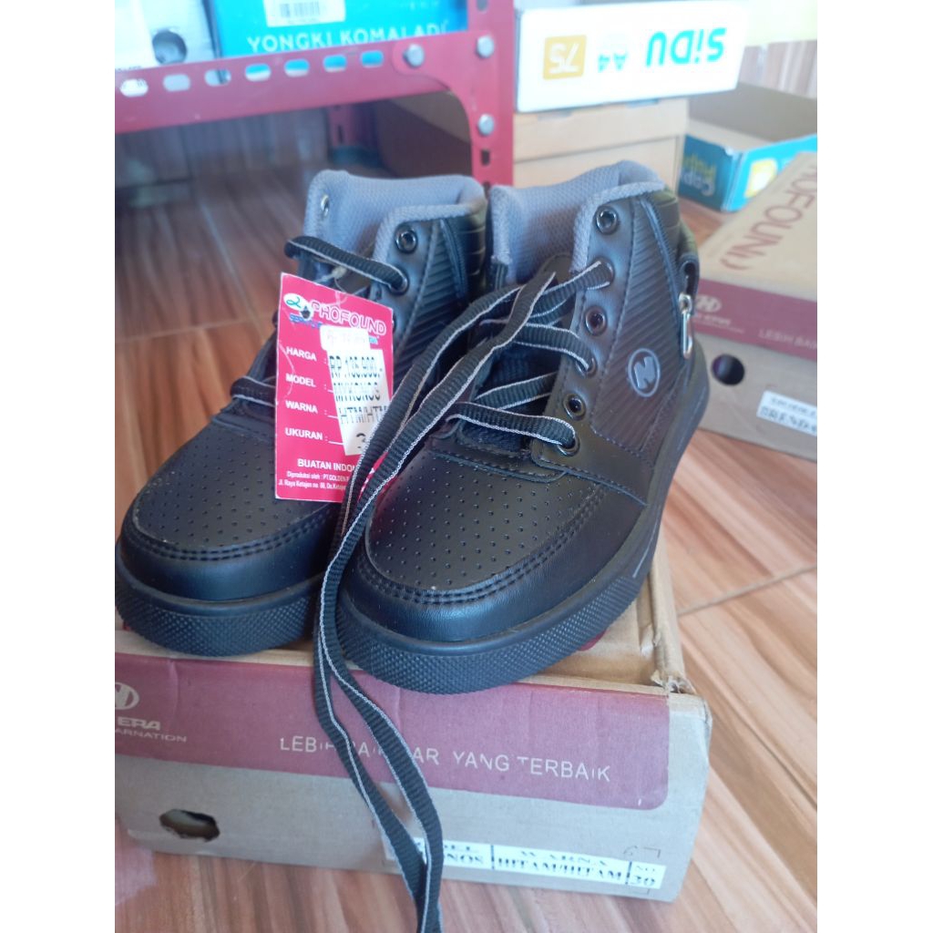 sepatu sekolah new era