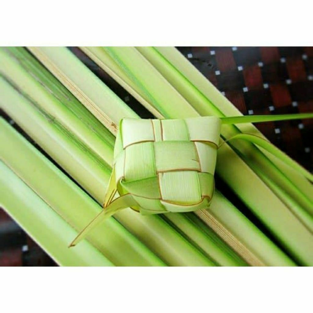 

daun janur/janur sudah jadi ketupat siap diisi beras