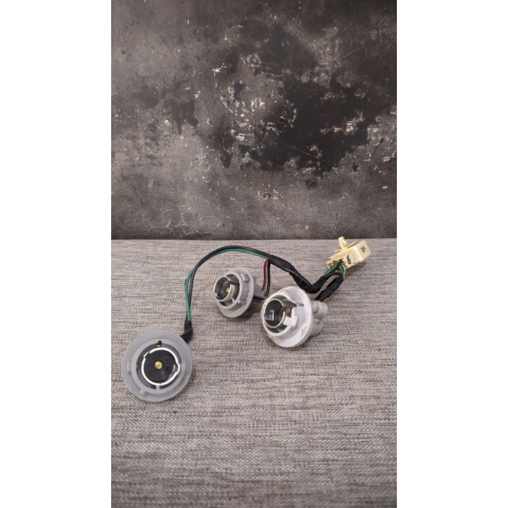 soket fitting lampu rem & sein belakang Toyota Innova old original