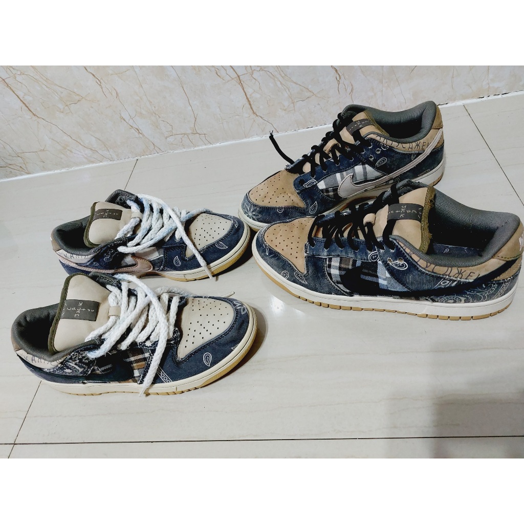 Couple Second Nike Dunk Low Nike SB Dunk Low x Traviss Scott Jack Cactus