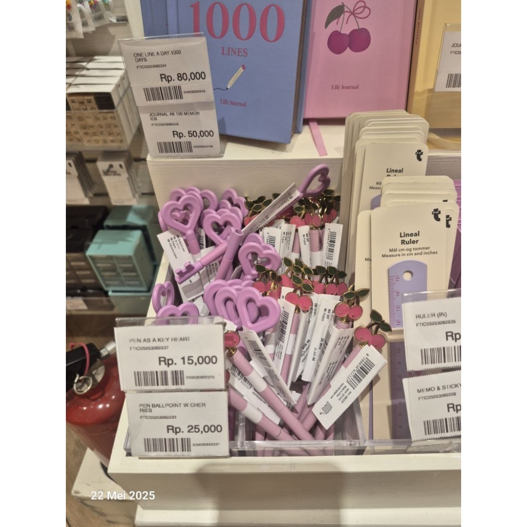 

(Flying Tiger) Ballpoint with Cherries & Keyheart