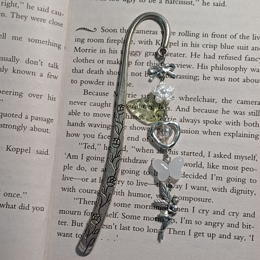 

white fairy beads bookmark | aesthetic penanda pembatas buku manik