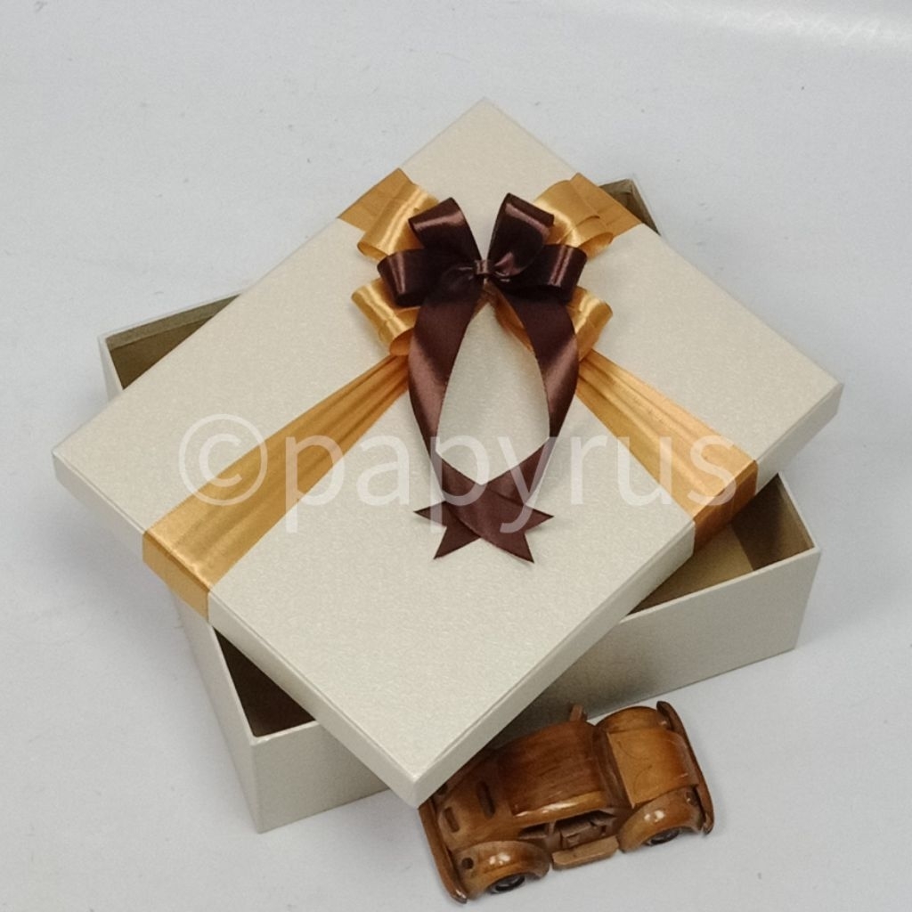 

PAPYRUS 22,5x27,5 Tinggi 10cm Kotak Kado Gift Box Hadiah V3