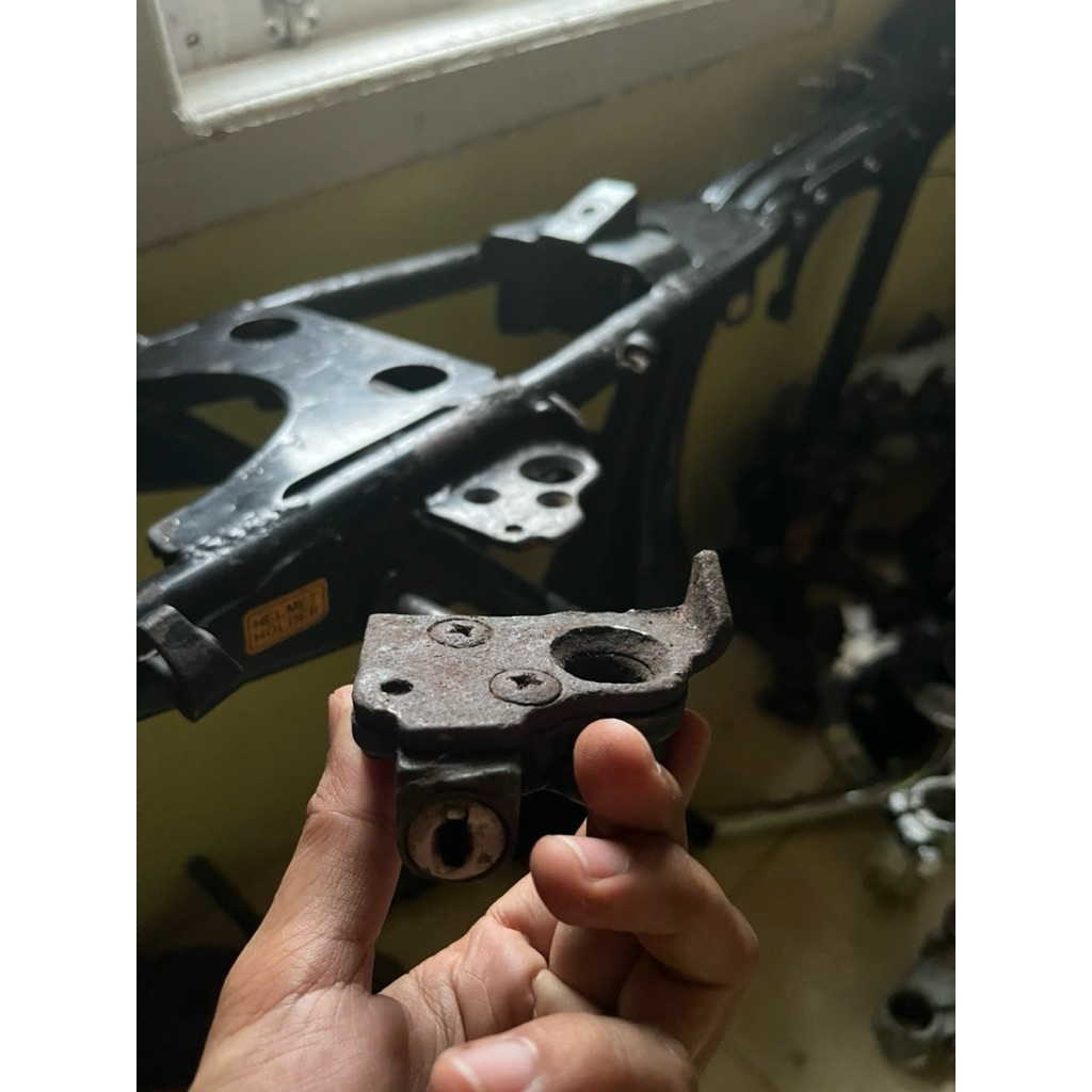 Pangkon Kunci Jok Original GL100