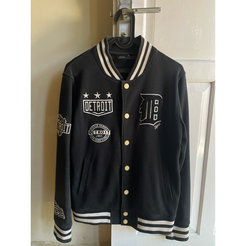 Varsity Detroit Mewah