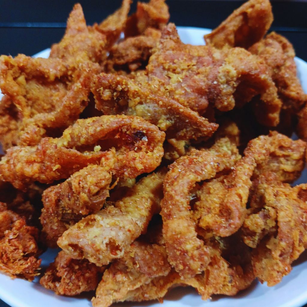 

Kulit Ayam Krispy Kemasan 1kg Pedas Daun Jeruk