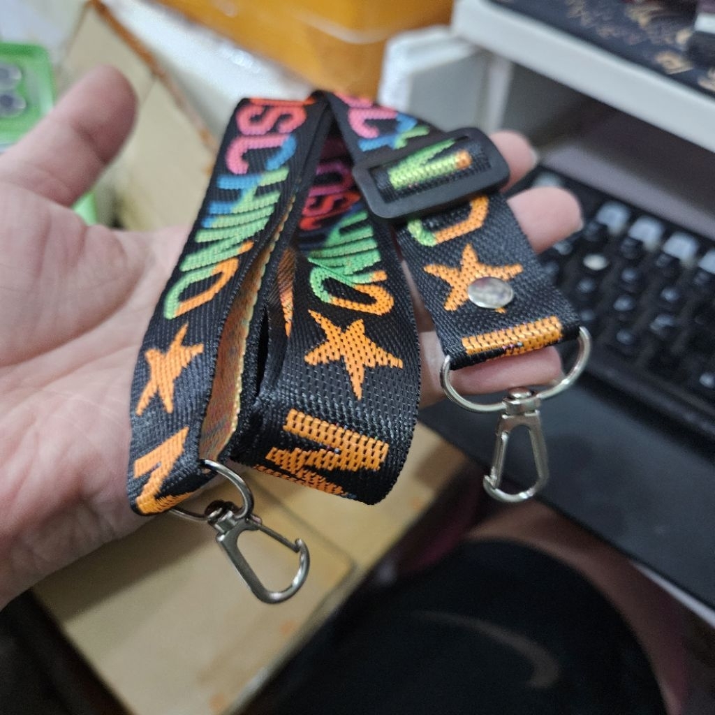 

TALi MOSCHINO + GANTUNGAN 2 Kanan KIRI + KEY CHAIN Universal Tali Lanyard Strap For All Gadget ( Include Tali AJA ) Patch= Slip Di Case Apapun Murah Banget / Di Jamin Bagus Buat Semua Jenis HP All Type Leher Bahan Tebal Tidak Mudah Putus Keren Laris Laku