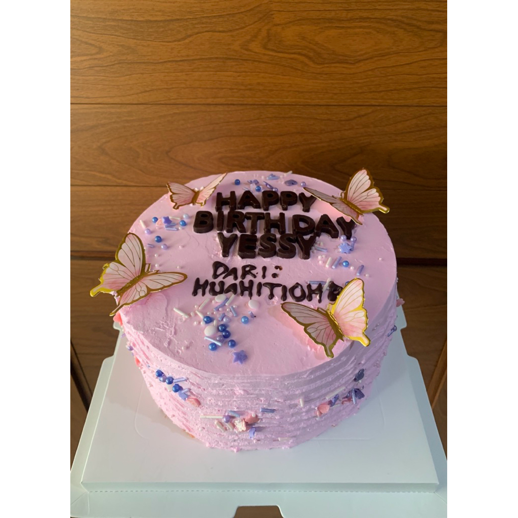 

Cake Ulang Tahun Pink Kupu-kupu Ukuran 20x15 cm Vancy Cakes Batam / Kue Ulang Tahun Custome Ucapan / Kue Ulang Tahun Enak Murah Rasa Premium