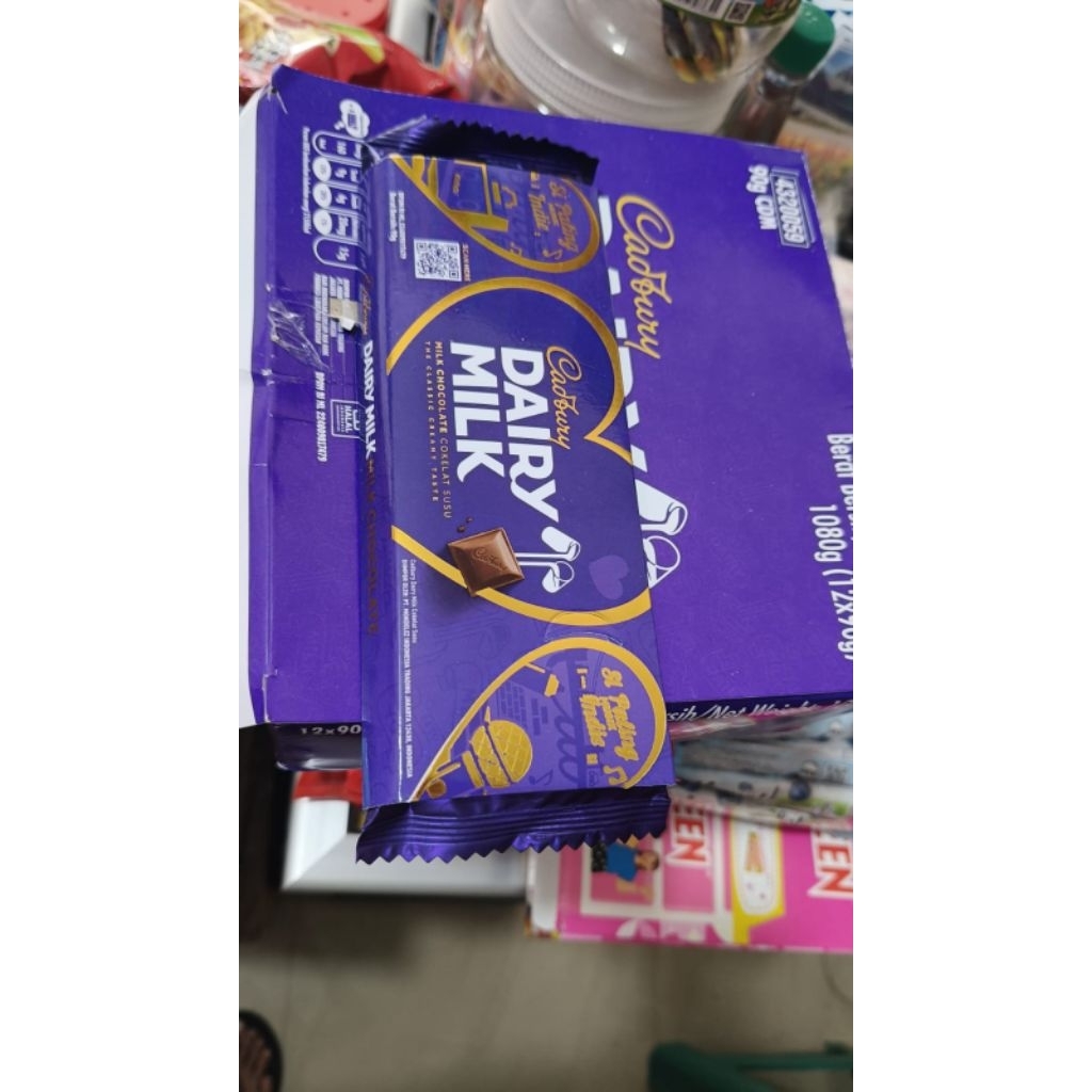 

Cadbury Coklat Diary Milk 90gr - Snack / Cemilan / Coklat Susu