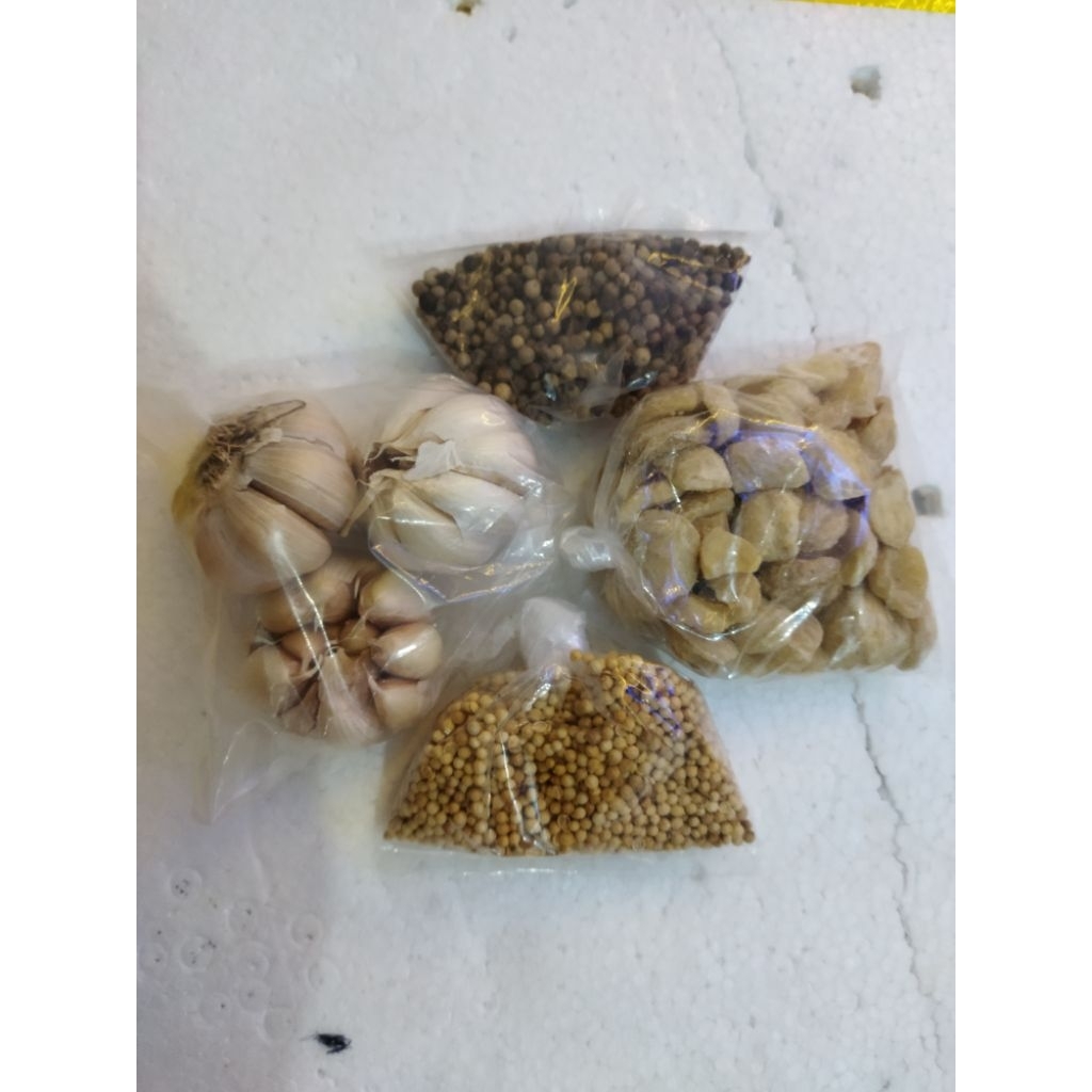 

Paket bumbu dapur bawang putih. kemiri. lada. ketumbar