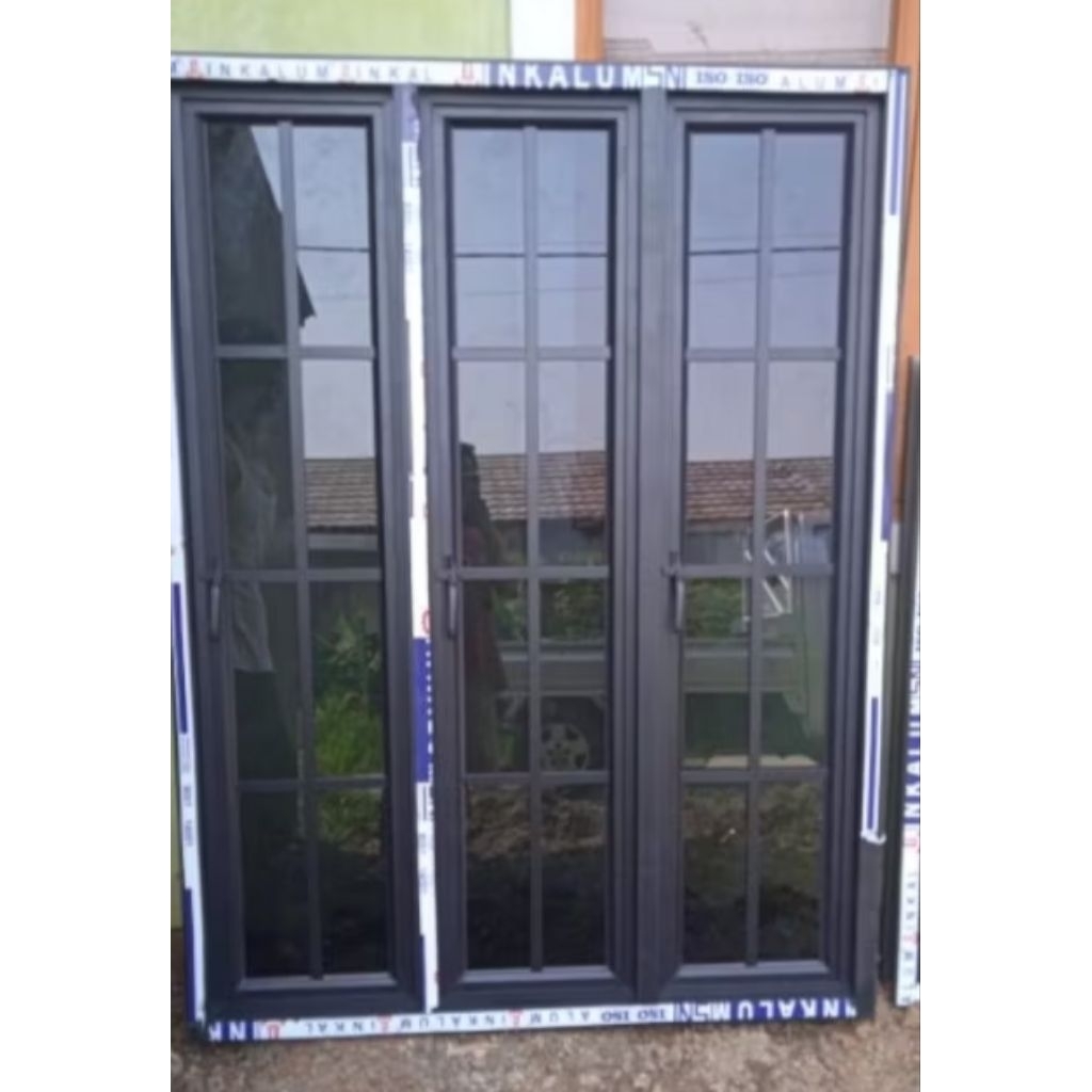 jendela aluminium 3 daun+kusen 3 inch,kaca 5 mm,ornamen luar dalam.GRATIS BAUT FISHER,tinggal pasang
