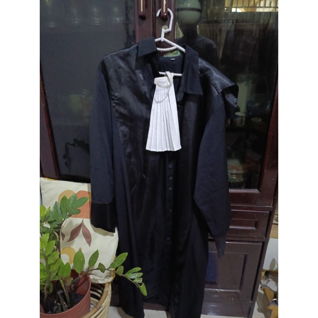 Toga Pengacara Advokat Preloved - Kondisi Baik Uk L