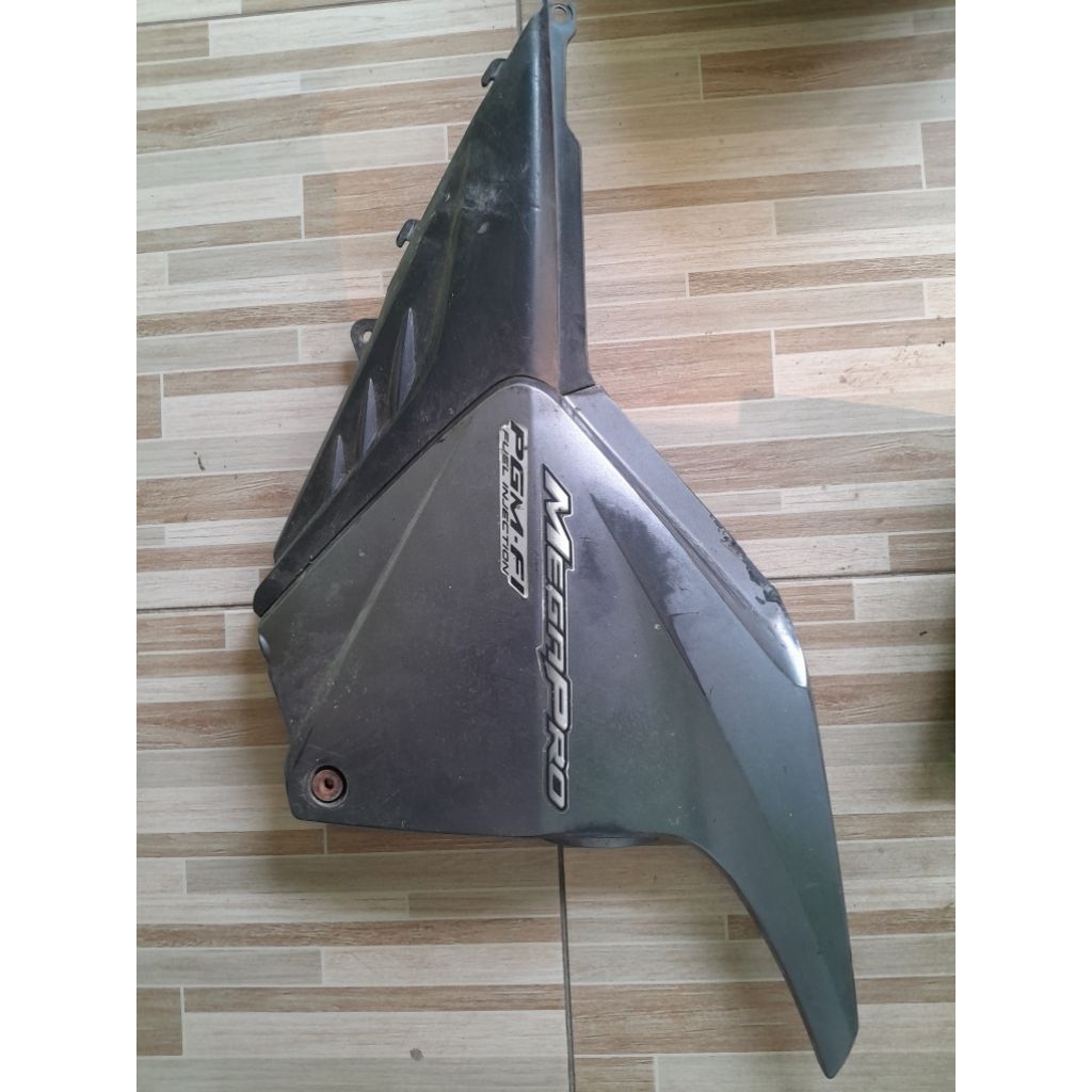 tutup aki kempol kanan megapro monoshock bekas original