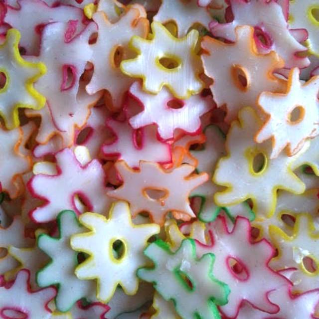 

KERUPUK BINTANG WARNA WARNI 1 KG