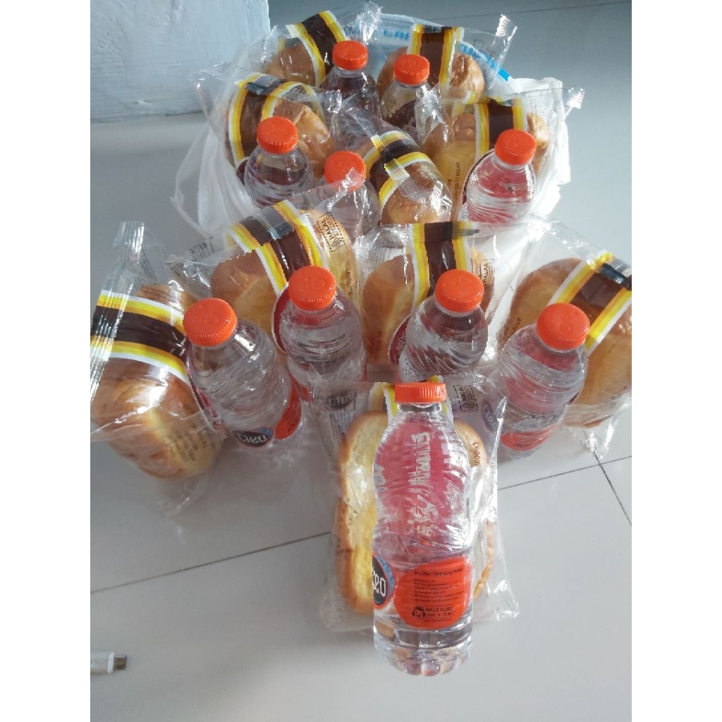 

Paket Jumat Berkah Berbagi Takjil Sedekah Roti Air Mineral