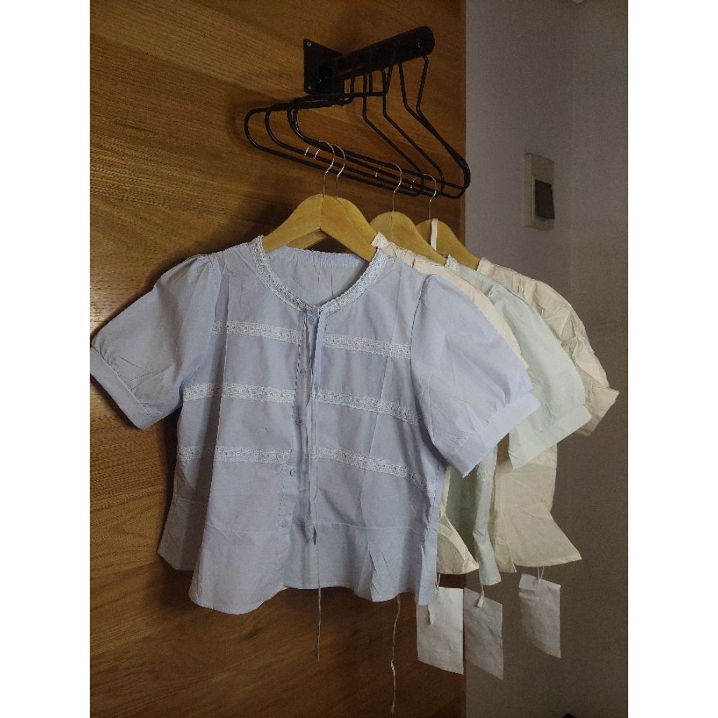 Lily blouse , atasan wanita .