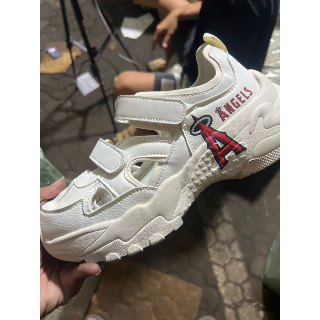 SEPATU SANDAL PRIA DAN WANITA