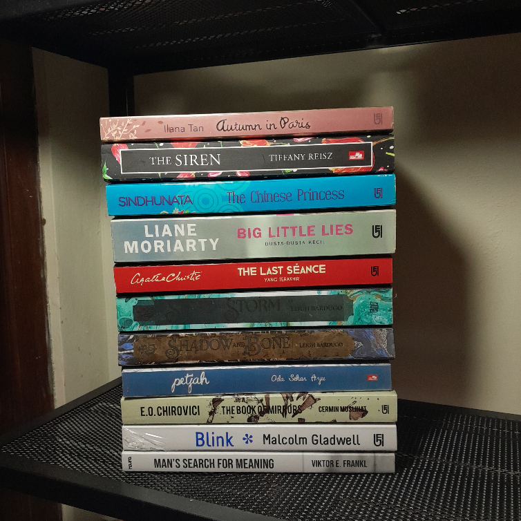 preloved books //the hunger games, sherlock holmes