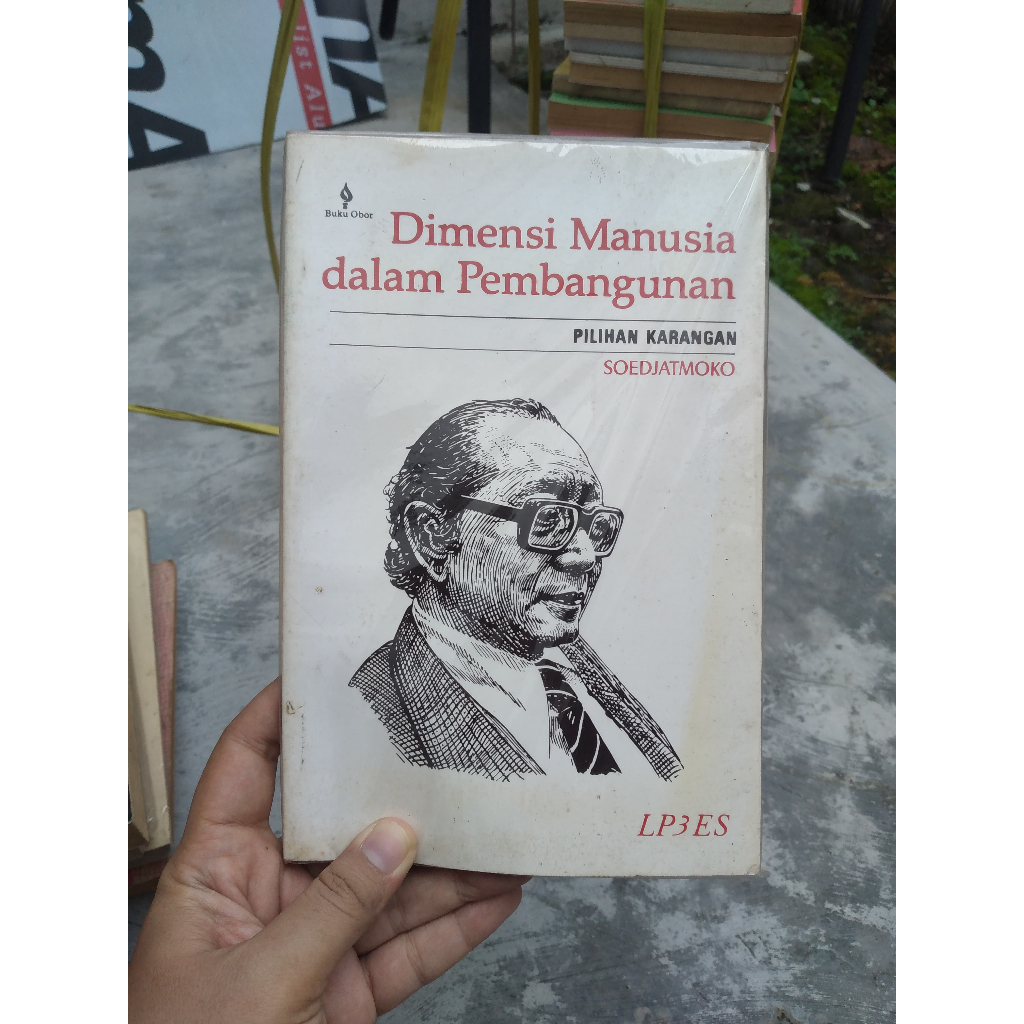Buku Dimensi Manusia dalam Pembangunan Penulis: Soedjatmoko
