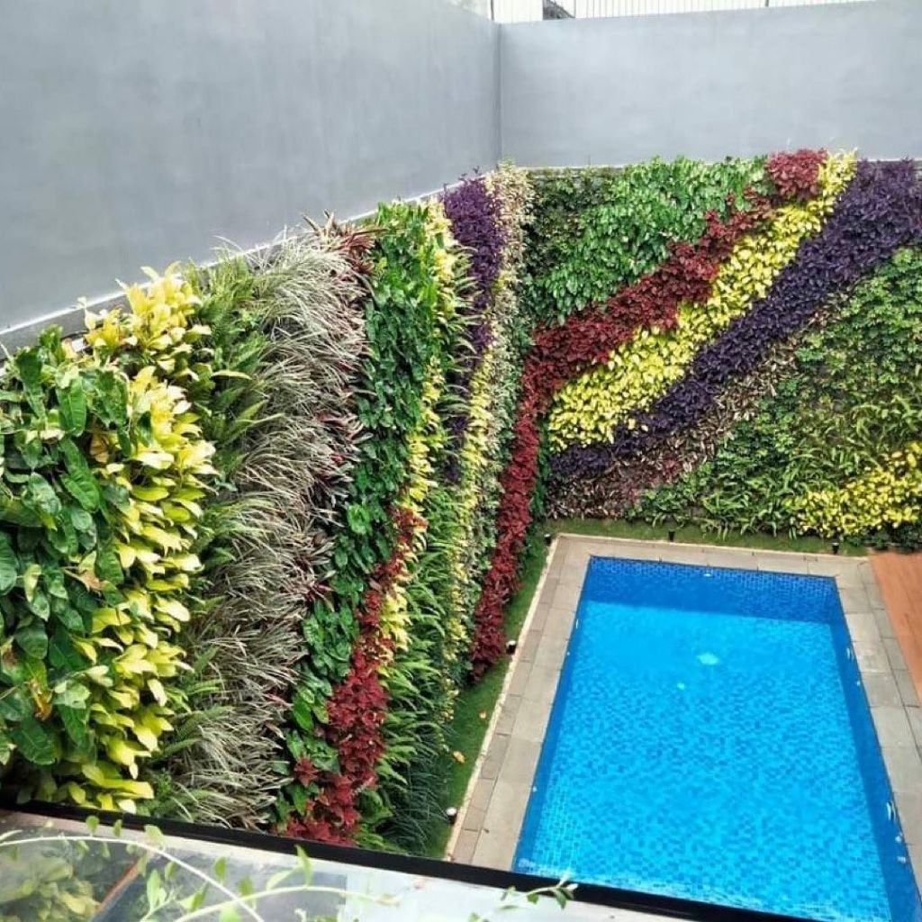 tukang taman vertikal dengan tanaman hidup - vertical garden