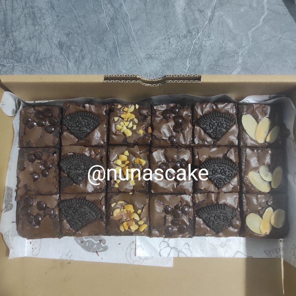 

Nunas Fudgy Brownies Shiny Crust, toping Oreo, almond, kacang, coklat, cake kue ulang tahun Banyuwangi