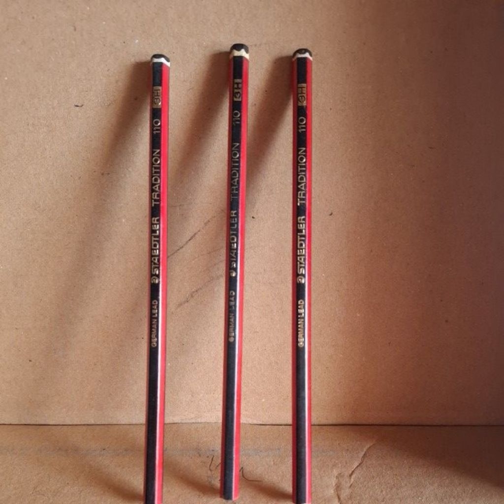 

(pcs) pensil staedtler 3H 4H H body merah hitam