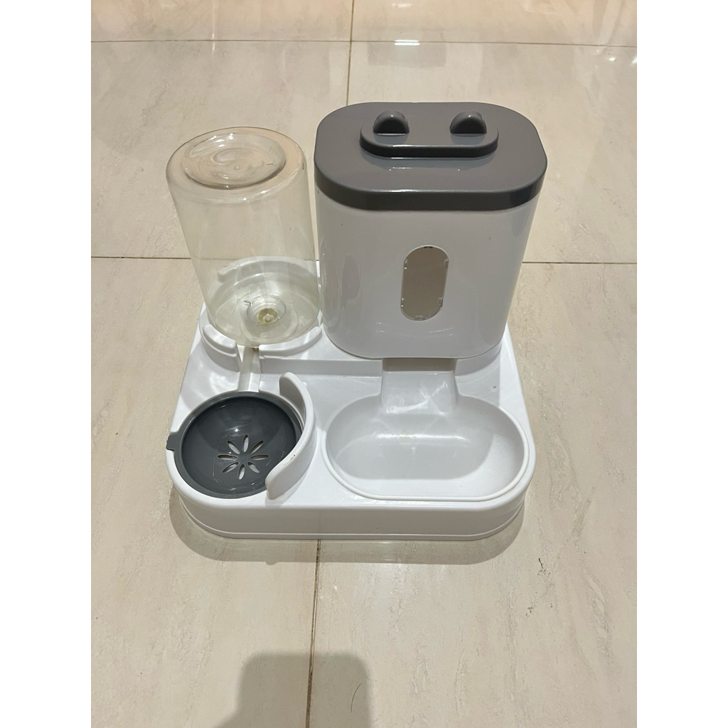 Tempat makan dan minum otomatis kucing