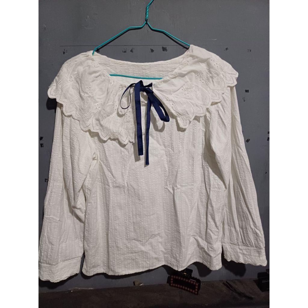 PRELOVED BLOUSE KERAH RENDA PITA TENGAH