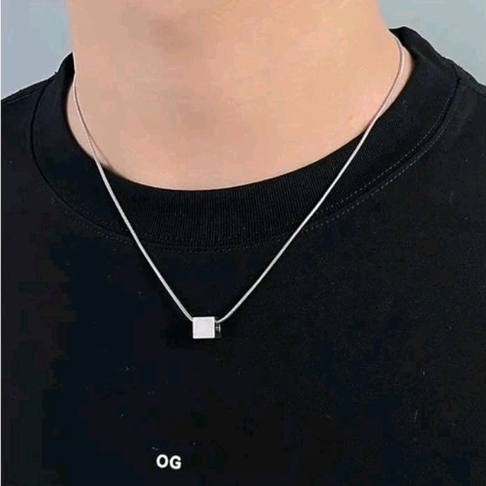 KALUNG TITANIUM PRIA DENGAN LIONTIN KUBUS SILVER