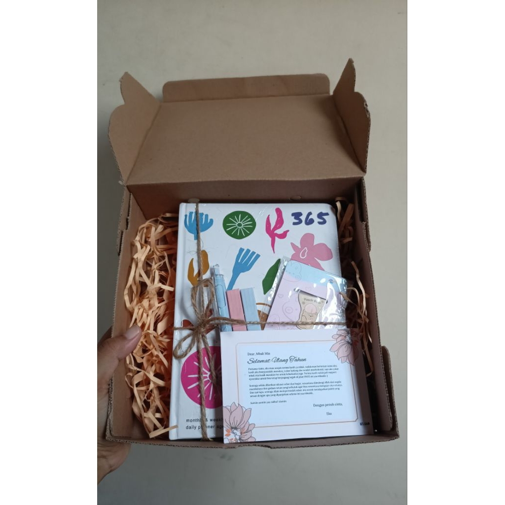 

GIFT/HAMPERS PLANNER UNTUK WISUDA DAN ULANG TAHUN