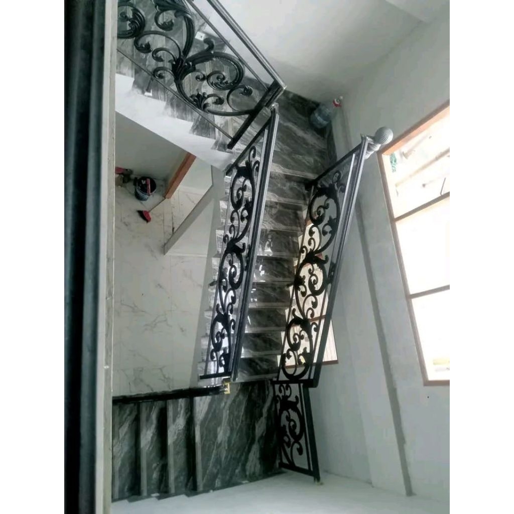 RAILING TANGGA DAN BALKON BESI TEMPA KLASIK