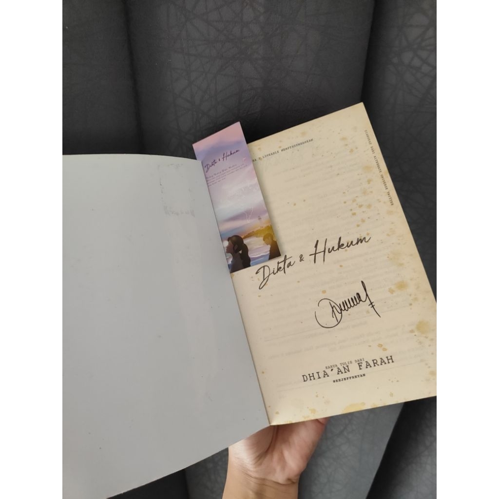 (Preloved) - Novel Dikta dan Hukum Original