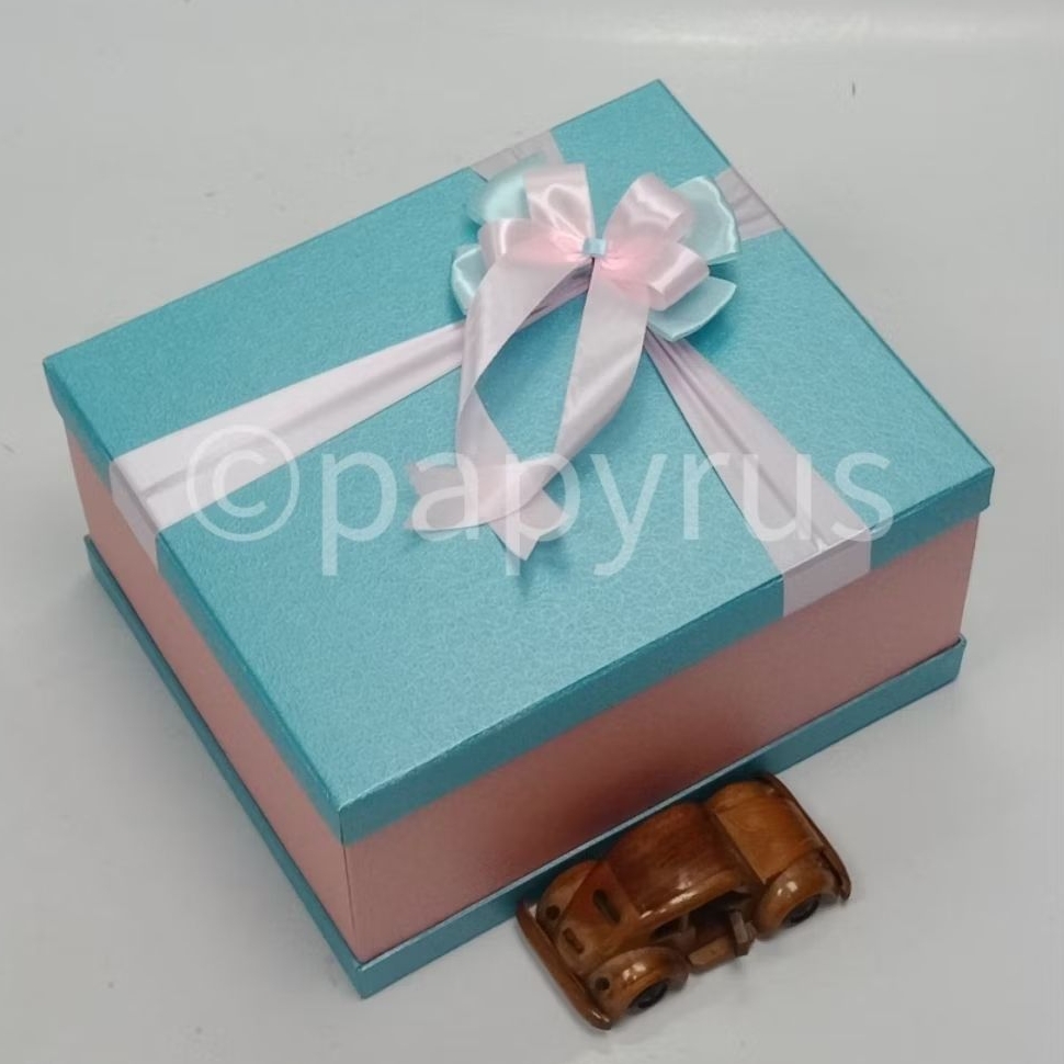 

PAPYRUS Sandwich 25x30 Tinggi 15cm Kotak Kado Gift Box V1