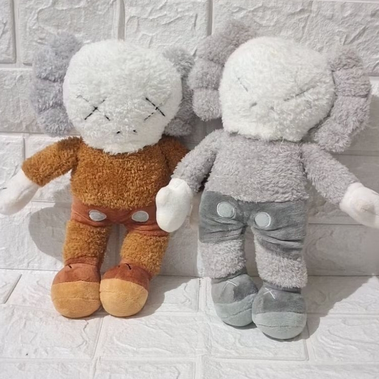 boneka kaws mata silang. boneka karakter kaws coklat abu. gantungan kunci boneka kaws hitam ganci