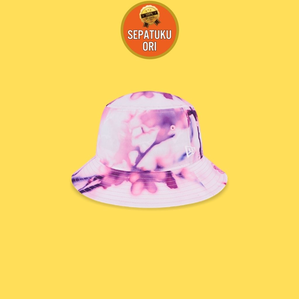 TOPI WANITA NEW ERA SAKURA PINK ALL OVER PRINT TAPERED BUCKET [14147959]