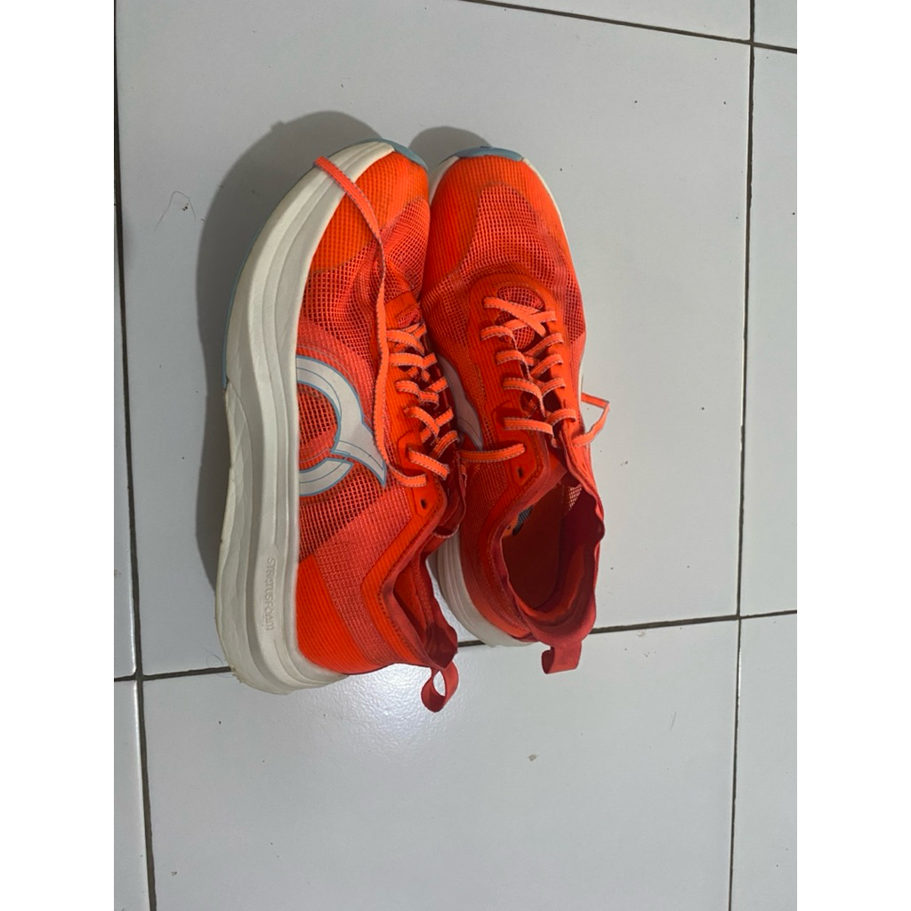 sepatu running ortuseight hypersonic 1.3 preloved