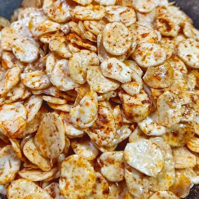 

1/2 kg kerupuk seblak pedas gurih daun jeruk