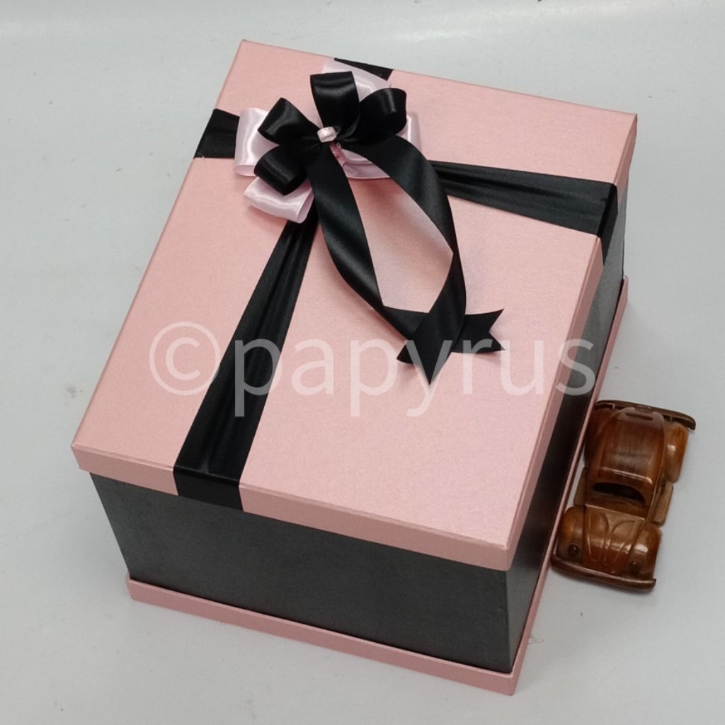 

PAPYRUS Sandwich 25x30 Tinggi 20cm Kotak Kado Gift Box Hadiah V2