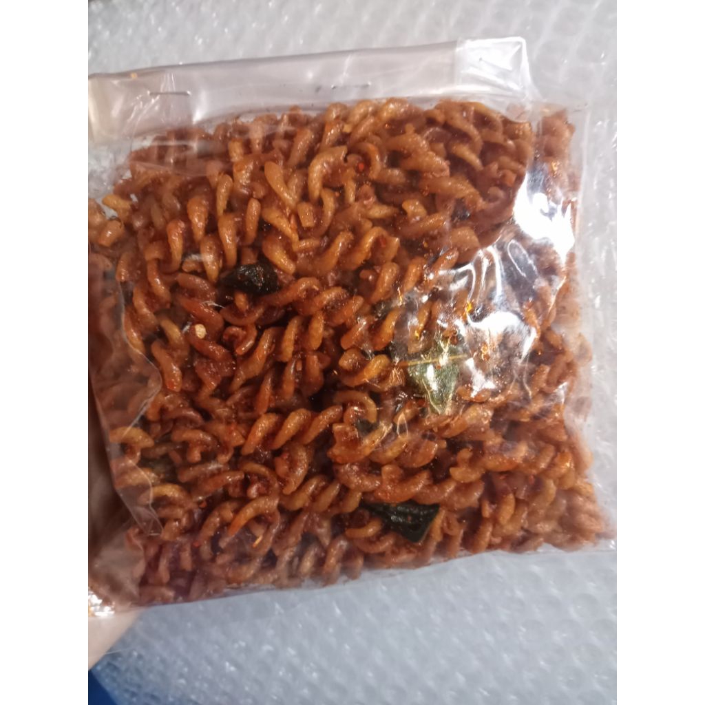 

seblak makaroni spiral.seblak kering makaroni uril daun jeruk 250 grm