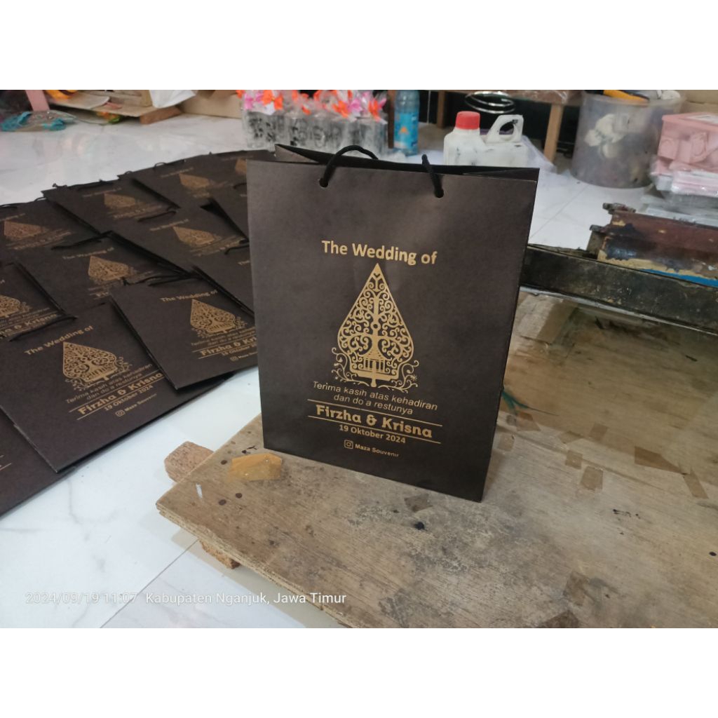 

Paperbag hitam sablon II uk. 20x10x25