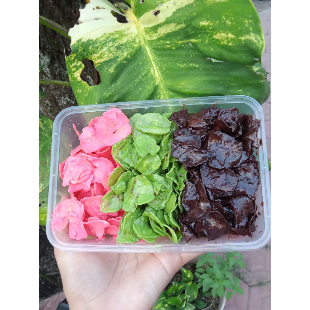 

keripik pisang lumer mix varian strawberry matcha coklat 500 ml / 150 gram
