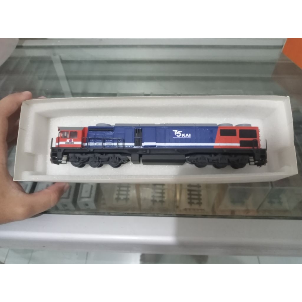 miniatur lokomotif CC 205