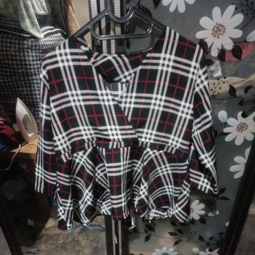 Blouse/atasan Bulgari premi Crop Top preloved