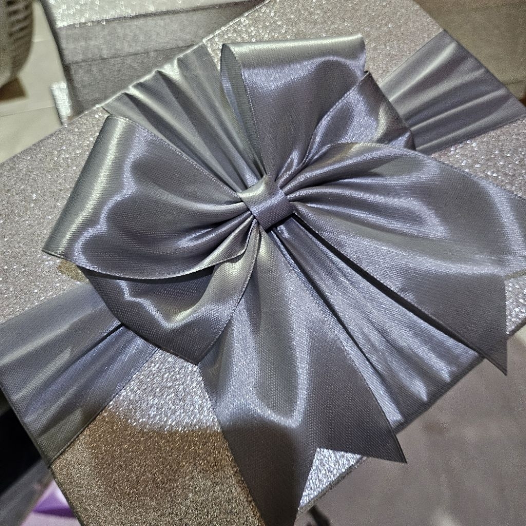

Hardbox Kotak Kado Hadiah Exclussive Glitter Silver Pita Abu Muda / Abu Tua